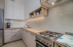 Kühlschrank, Ofen, Wasserkocher mit Kaffee-/Teezubehör, Toaster