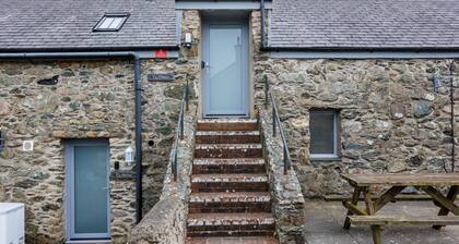 Ty Mabon: 1‑Bed First-Floor Apartment in Aberffraw | Managed by Anglesey Holiday Lettings