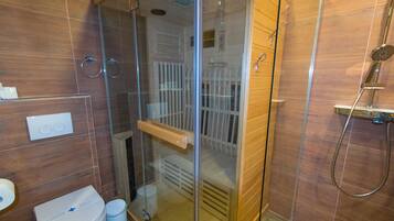 Villa, 4 soverom | Bad | Dusj, toalettartikler (inkludert), hårføner og håndklær