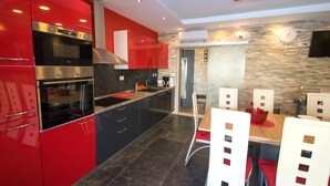 Villa - 4 soveværelser | Privat køkken | Kaffe-/temaskine, køleskab/fryser i fuld størrelse, mikrobølgeovn, ovn