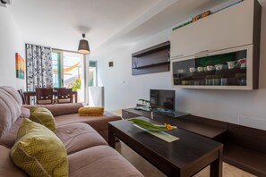 TV, books - Casa Jurinea Beach with sea view and pool (Carboneras)
