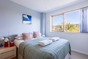 4 bedrooms, iron/ironing board, travel cot, free WiFi - Minstrel Lodge : Spacious 4‑Bed Pet-Friendly Villa with Sea Views in Rhosneigr | Managed by Anglesey (Rhosneigr)