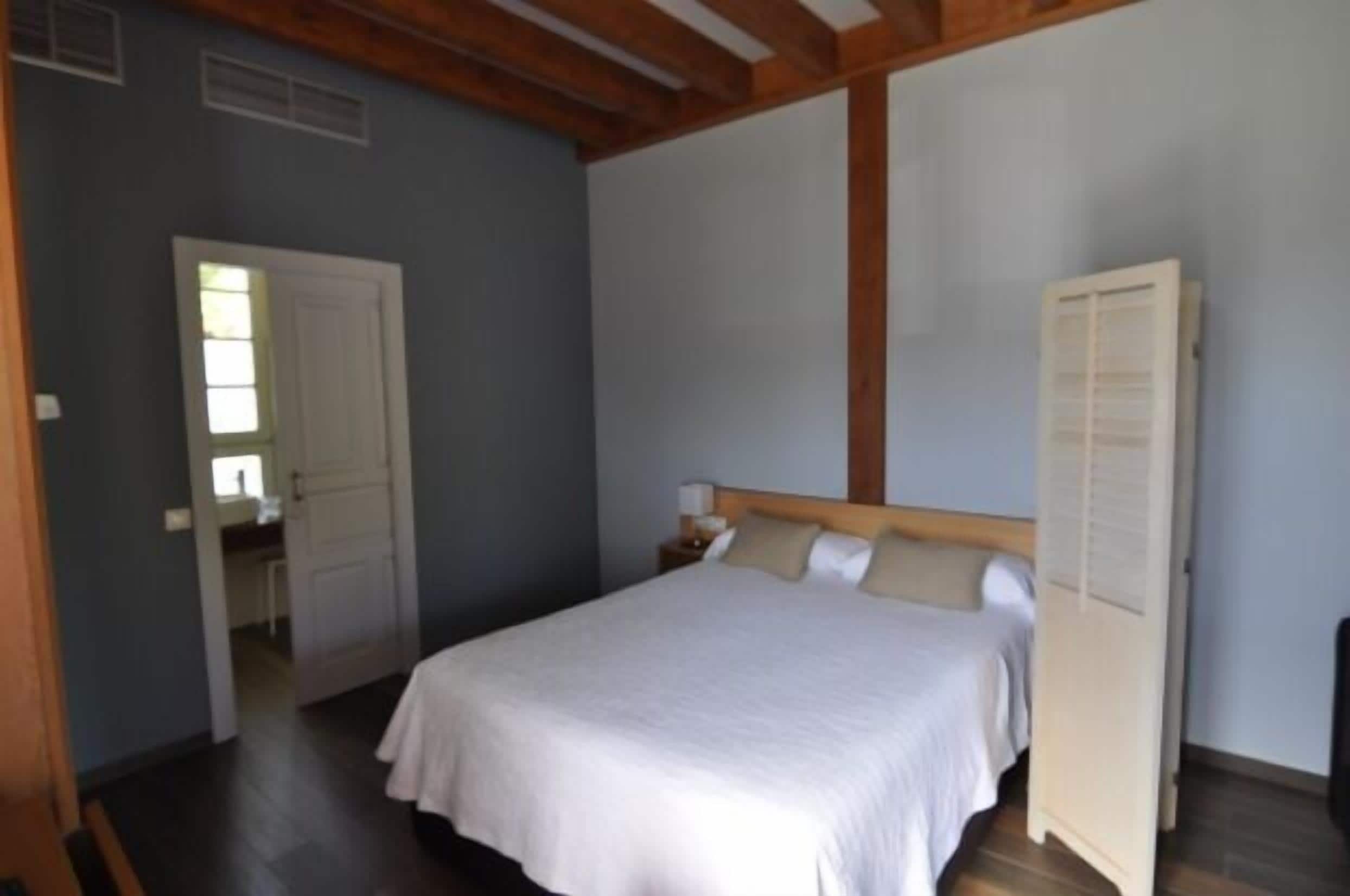 Geluiddichte muren, een strijkplank/strijkijzer, gratis wifi, beddengoed