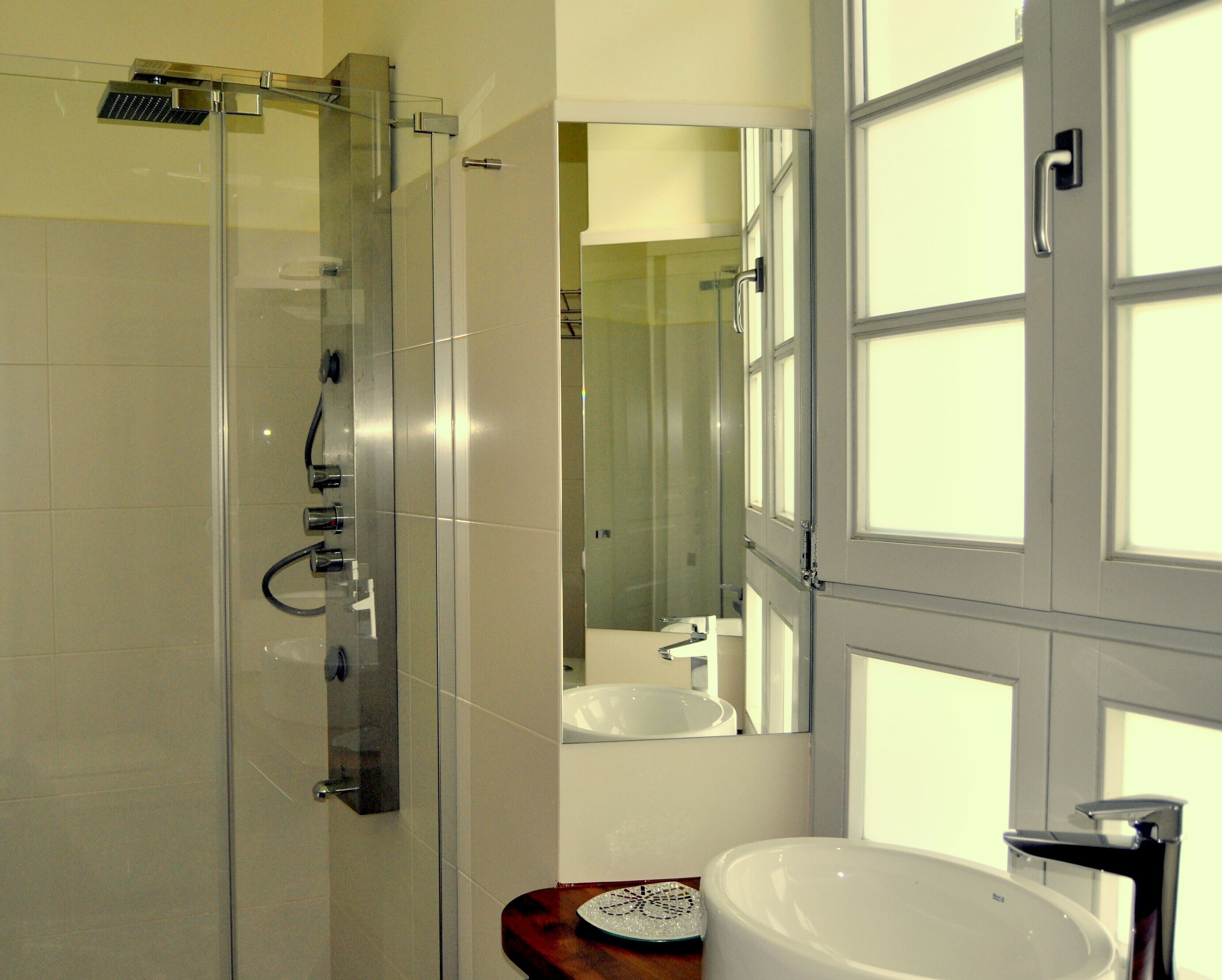 Secador de cabelo, toalhas de banho, sabonete, shampoo