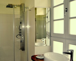 Hair dryer, towels, soap, shampoo - Rural apartment Casona la Sierra for 3 people (Cudillero)