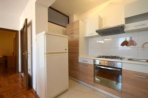 Geladeira, fogão, cafeteira/chaleira