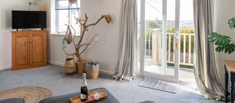 Driftwood : Pet‑Friendly Seaside Home in Rhosneigr | Managed by Anglesey Holiday Lettings