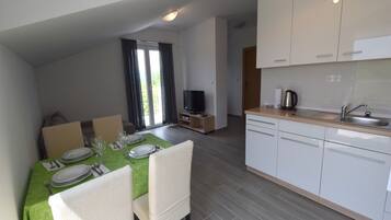 Apartment, Balcony (764 - 2. kat) | Private kitchen | Full-size fridge, microwave, stovetop, electric kettle