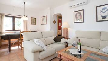 Een smart-tv, een open haard, een dvd-speler en boeken