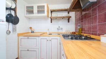 Een koelkast, een magnetron, een koffiezetapparaat/waterkoker