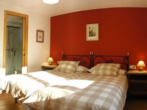 2 bedrooms, iron/ironing board, travel cot, free WiFi