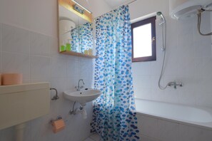 Apartment, 2 Bedrooms (192) | Bathroom | Towels, soap, toilet paper - Apartments Vera (Malinska-Dubasnica)