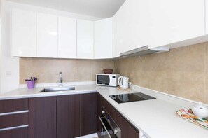 Refrigerador, cafetera y tetera, tostadora y utensilios de cocina 