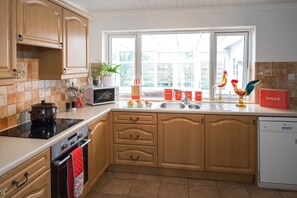 Kühlschrank, Mikrowelle, Ofen, Geschirrspüler