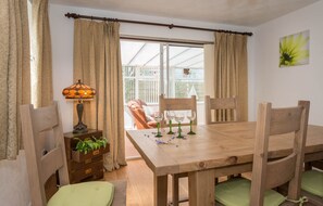 Dining - Rhonwil : Pet-Friendly 3‑Bed Bungalow with Sunroom in Rhosneigr | Managed by Anglesey Holiday Lettin (Rhosneigr)