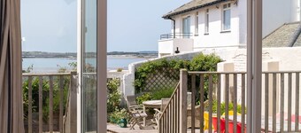 Morwennol : Spacious 5‑Bed Pet-Friendly Home 50m from Rhosneigr Beach | Managed by Anglesey Holiday