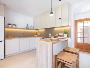 Een koelkast, een magnetron, een oven, een vaatwasser