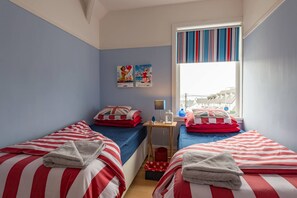 3 bedrooms, iron/ironing board, travel cot, free WiFi - Bryn Awel: Family-Friendly 3-Bed Apartment in Rhosneigr | Managed by Anglesey Holiday Lettings (Rhosneigr)