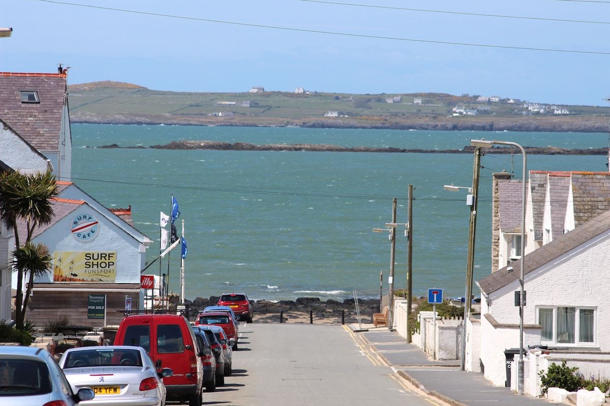 Bryn Awel, three-bedroom sea view holiday apartment less than a minute walk from the beach in Rhosneigr, Anglesey