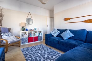 Smart TV - Bryn Awel: Family-Friendly 3-Bed Apartment in Rhosneigr | Managed by Anglesey Holiday Lettings (Rhosneigr)