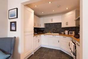 Microwave, oven, dishwasher, toaster - Bryns Eglwys: Pet-friendly two bed holiday apartment in Rhosneigr (Rhosneigr)