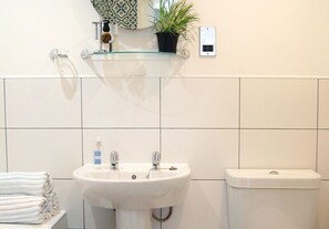 Ensemble douche/baignoire, sèche-cheveux, serviettes fournies