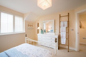 2 bedrooms, iron/ironing board, travel crib, free WiFi - Bryns Eglwys: Pet-friendly two bed holiday apartment in Rhosneigr (Rhosneigr)