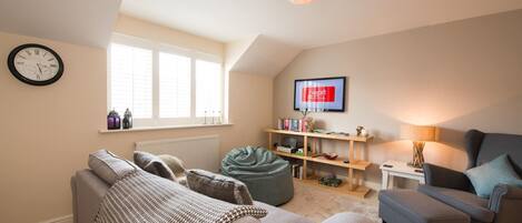 Smart-TV, DVD-spiller og bøker