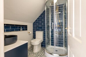 Upstairs en-suite walk-in shower room serving the king bedroom, pet-friendly holiday cottage in Aberffraw, Anglesey - Bwthyn Siwan: Two bedroom, pet-friendly holiday cottage (Ty Croes)