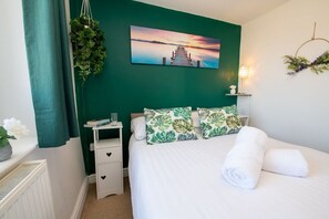 Comfortable double bed with fresh linen on the ground floor, two-bedroom holiday cottage in Aberffraw, Anglesey - Bwthyn Siwan: Two bedroom, pet-friendly holiday cottage (Ty Croes)