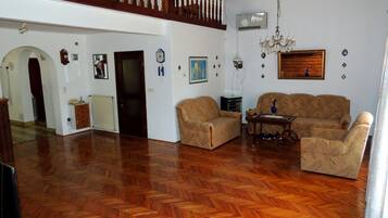 House, 4 Bedrooms | Ruang tamu | TV skrin rata