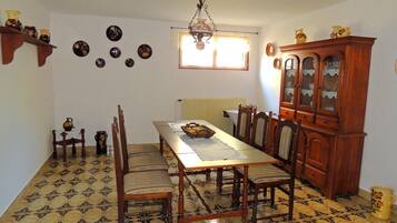 House, 4 Bedrooms | In-room dining