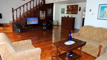 House, 4 Bedrooms | Ruang tamu | TV skrin rata