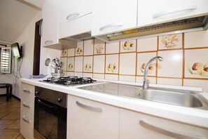 Wasserkocher mit Kaffee-/Teezubehör, Kühlschrank, Mikrowelle, Ofen