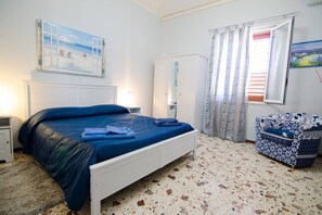 4 bedrooms, desk, iron/ironing board, travel cot - Up to 16 sleeps-pool-BBQ-garden-sea just crossing the street-Etna view- by SunTripSicily (Mascali)