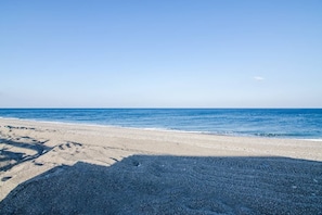 On the beach - Up to 16 sleeps-pool-BBQ-garden-sea just crossing the street-Etna view- by SunTripSicily (Mascali)