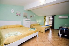 4 habitaciones, escritorio, tabla de planchar con plancha y wifi 