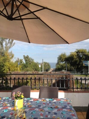 Outdoor dining - Up to 16 sleeps-pool-BBQ-garden-sea just crossing the street-Etna view- by SunTripSicily (Mascali)