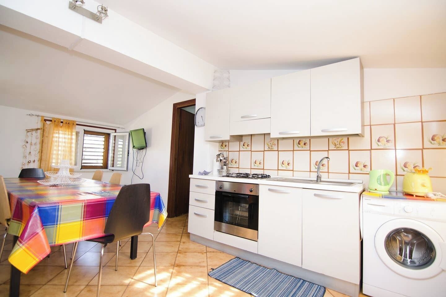 Wasserkocher mit Kaffee-/Teezubehör, Kühlschrank, Mikrowelle, Ofen