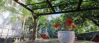 Tot 17 gasten - Strand - Tuin - BBQ - door "SunTripSicily"