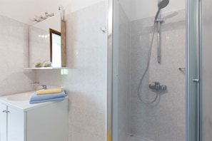 Douche, serviettes fournies