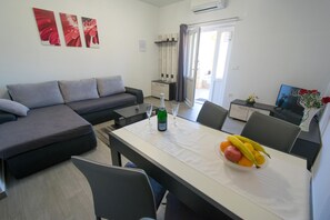 Apartamento, 2 quartos (740 - 5) | Área de estar | TV