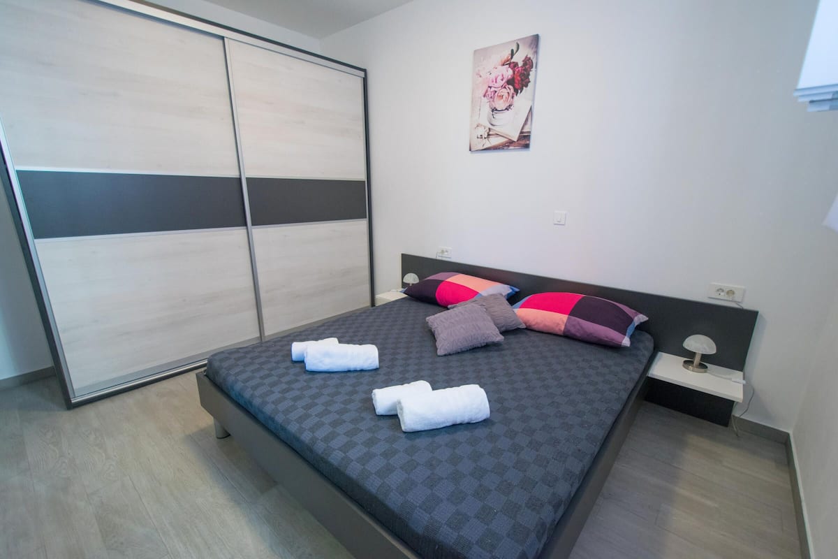 Apartment, 2 Bedrooms (740 - 5) | Desk, WiFi (free), bed sheets
