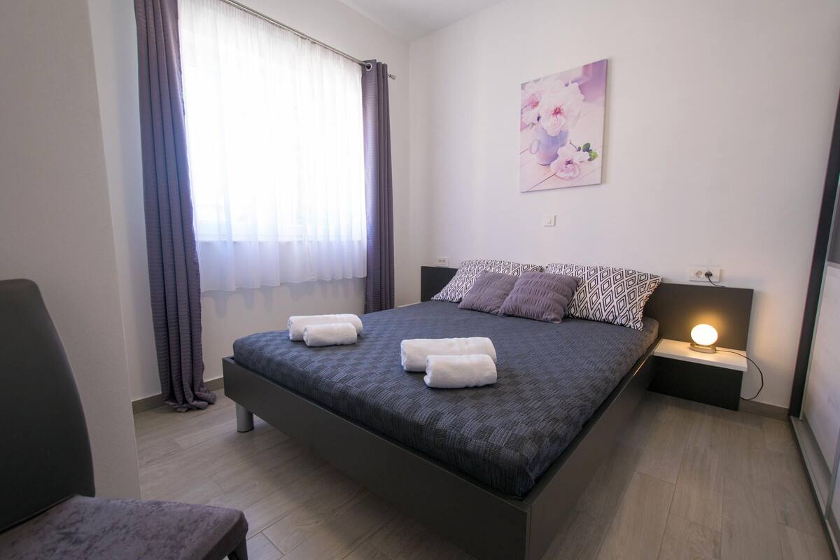 Apartment, 2 Bedrooms (739 - 4) | Desk, WiFi (free), bed sheets