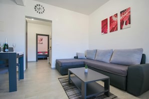 Apartamento, 2 quartos (740 - 5) | Área de estar | TV