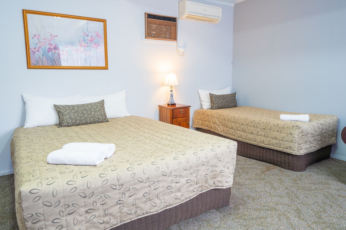 Standard Double or Twin Room, Accessible, Garden View | Iron/ironing board, cribs/infant beds, free WiFi, bed sheets