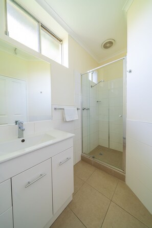 Superior kamer, 1 twee- of 2 eenpersoonsbedden, toegankelijk voor mindervaliden, uitzicht op tuin | Badkamer | Een douche, gratis toiletartikelen, een haardroger, handdoeken