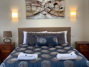 Tabla de planchar con plancha, cunas, wifi gratis y ropa de cama