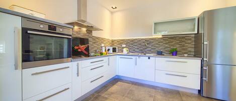 Fridge, oven, dishwasher, coffee/tea maker