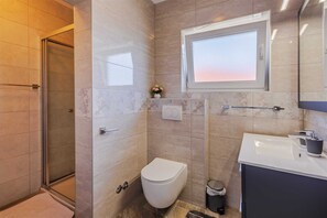 Een douche, handdoeken